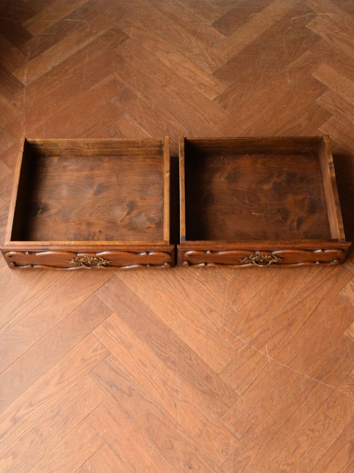 サイドボードの引き出しの中