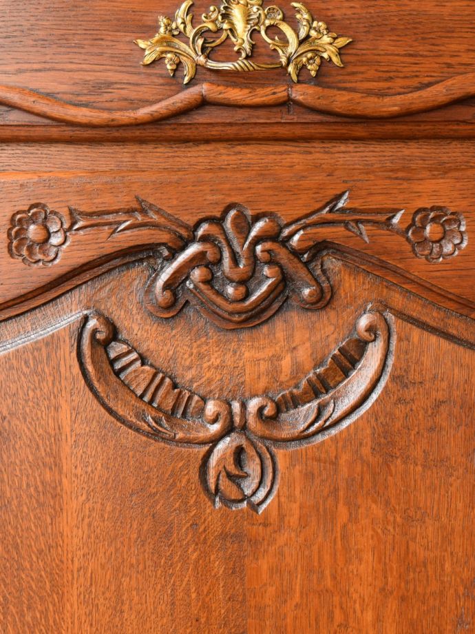 フランス家具らしい美しい彫り
