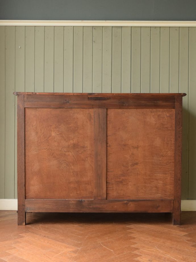 サイドボードの後ろ姿