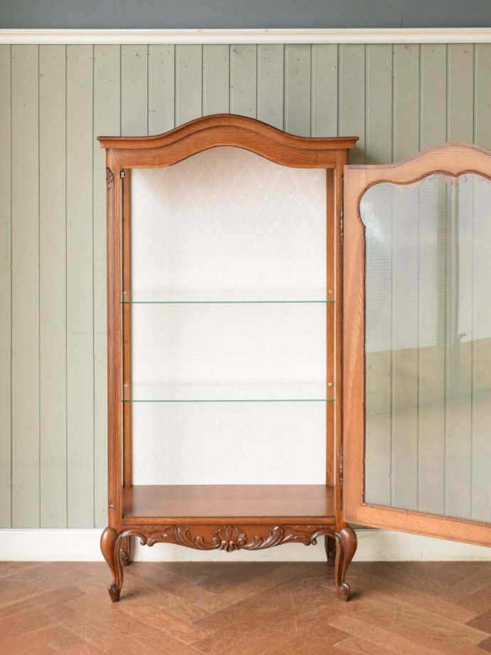 アンティークのキャビネットの扉の中