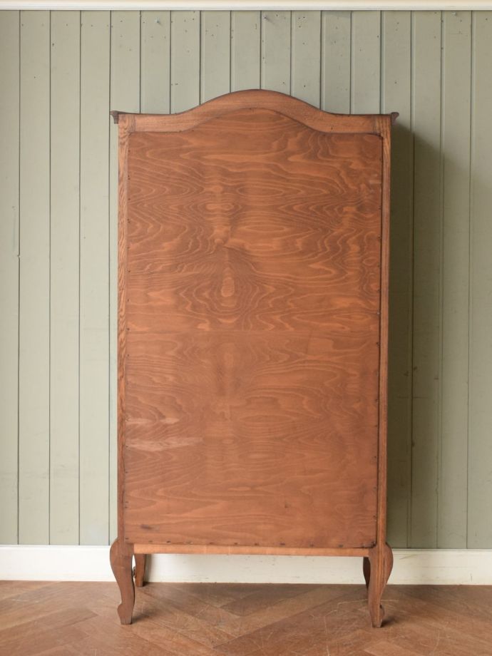 キャビネットの後ろ姿