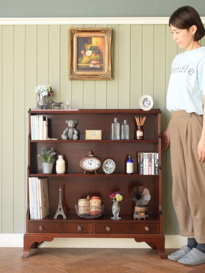 英国アンティークのキャビネット