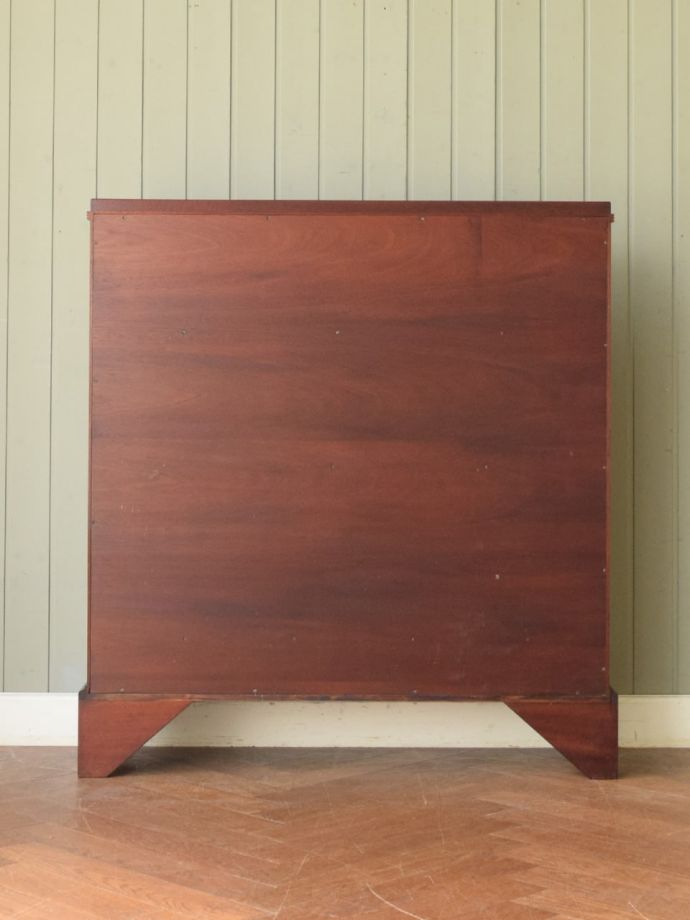 オープンシェルフの後ろ姿