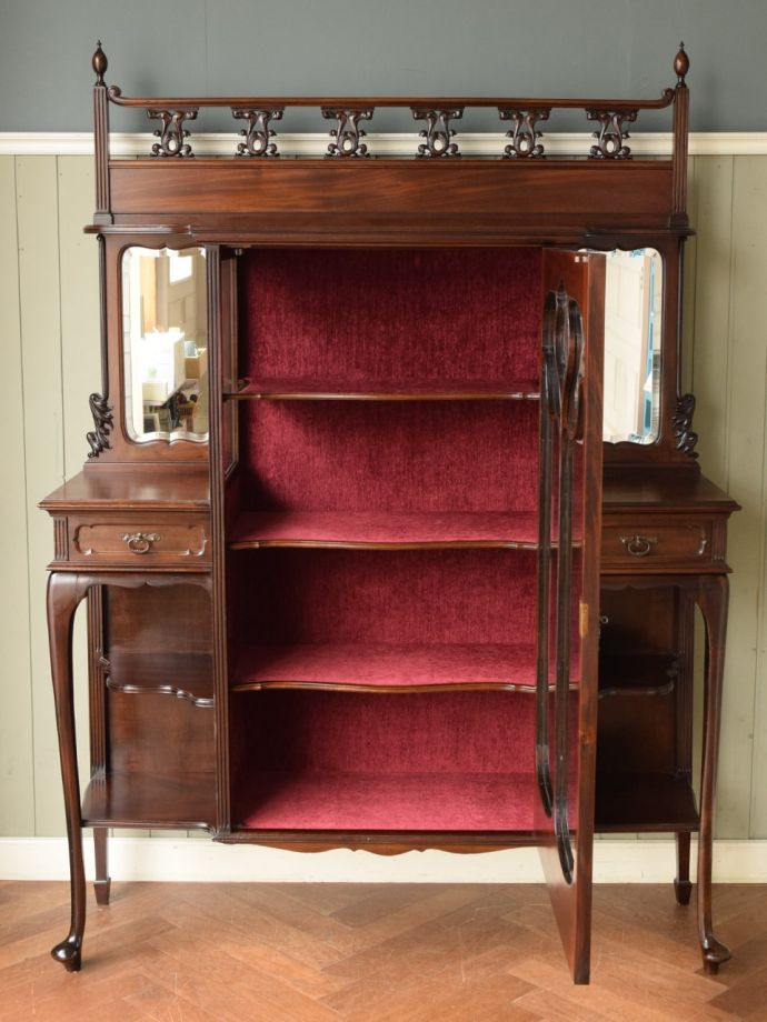 ガラスキャビネットの扉の中