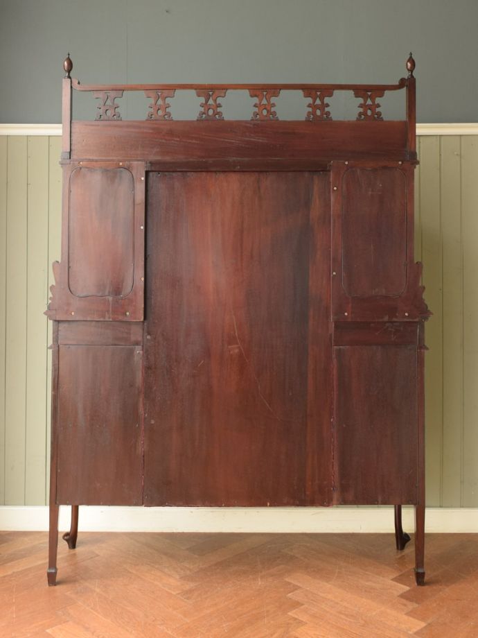 キャビネットの後ろ姿