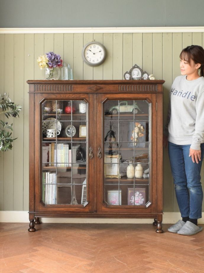 英国アンティークのキャビネット