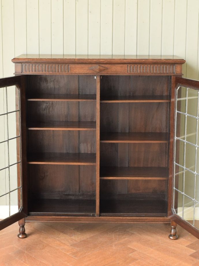 キャビネットの扉の中