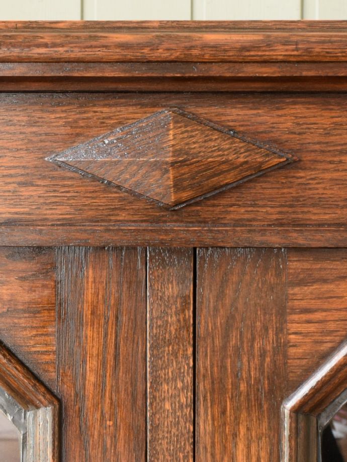 キャビネットの華やかな装飾