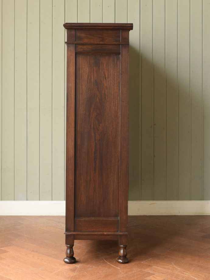 キャビネットの側面