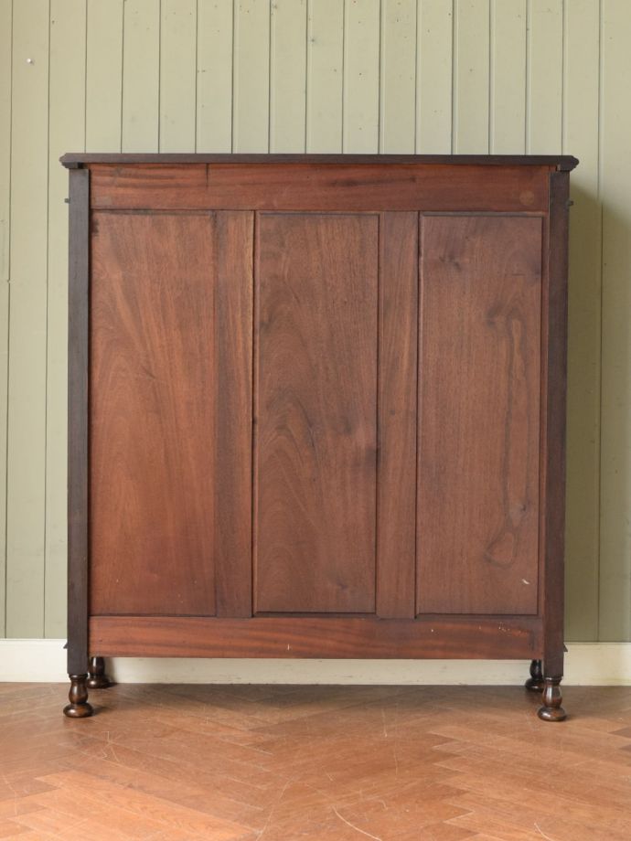 キャビネットの後ろ姿