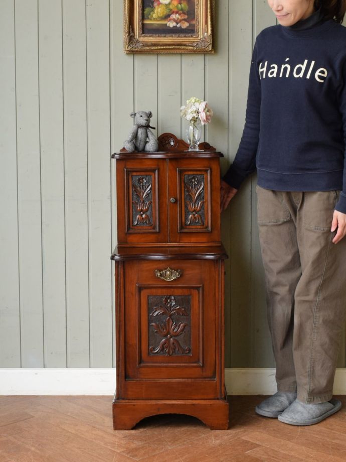 アンティークのサイドキャビネット