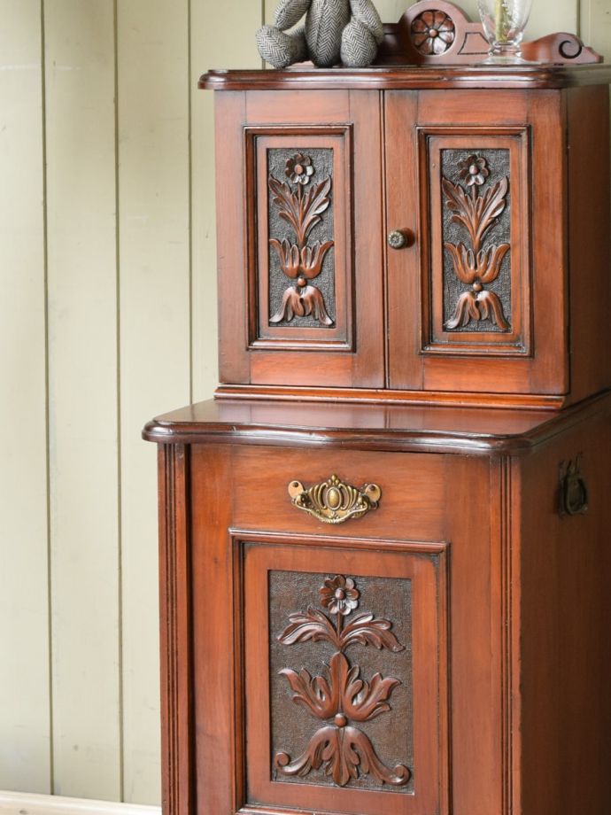 アンティーク家具らしい美しい杢目