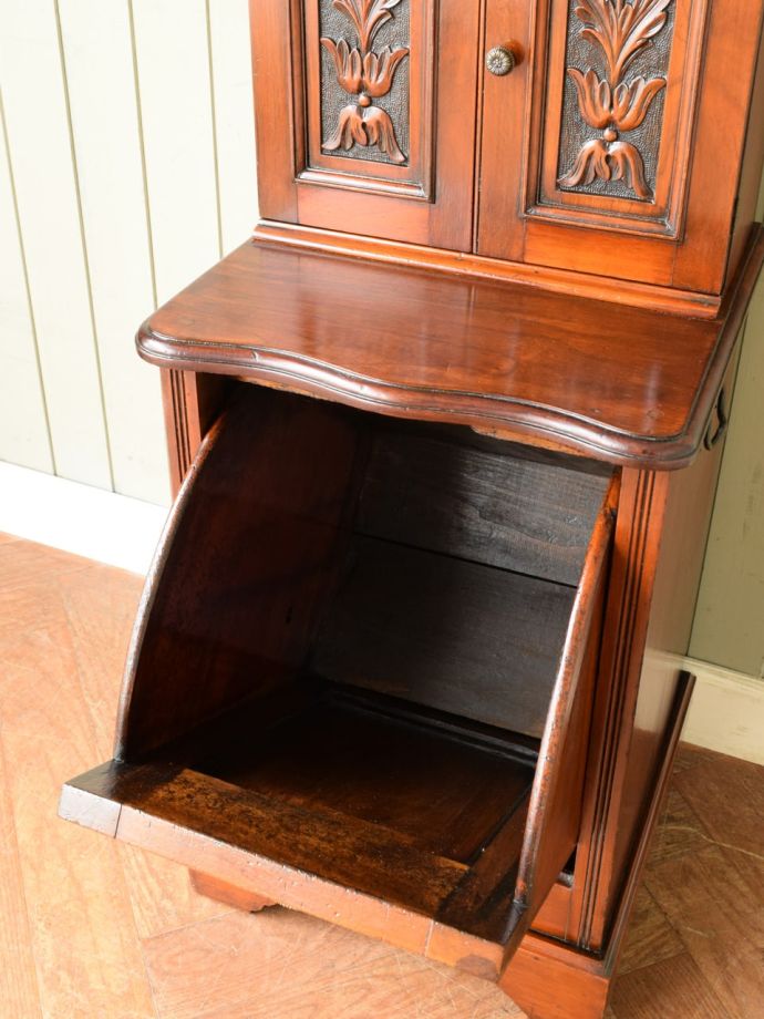 サイドキャビネットの扉の中