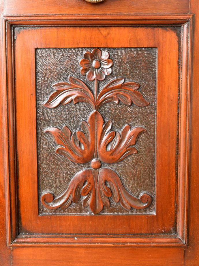 英国アンティーク家具らしい装飾