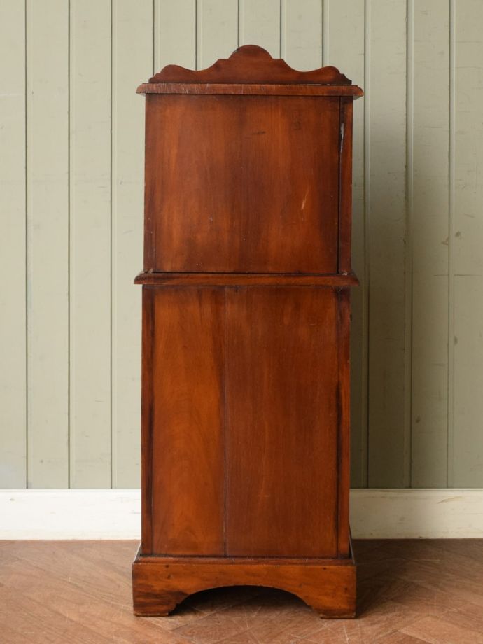 サイドキャビネットの後ろ姿