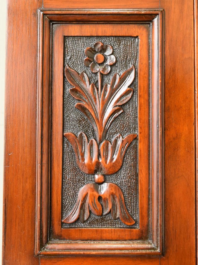 英国アンティーク家具らしい彫