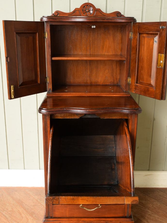 アンティーク本棚の扉の中