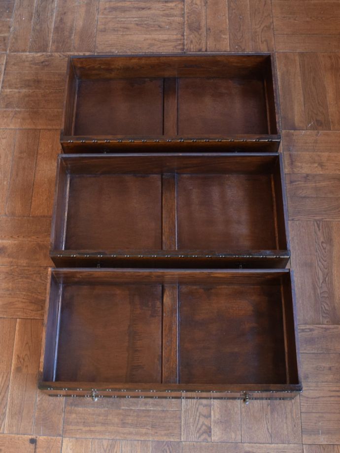 アンティークチェストの引き出しの中