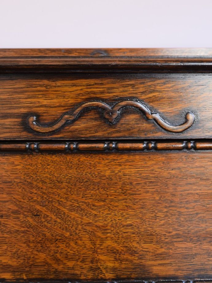 アンティークチェストの彫