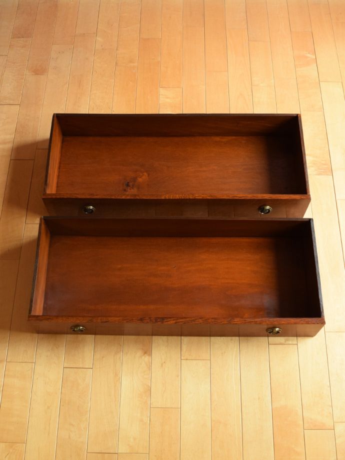 アンティークチェストの引き出しの中