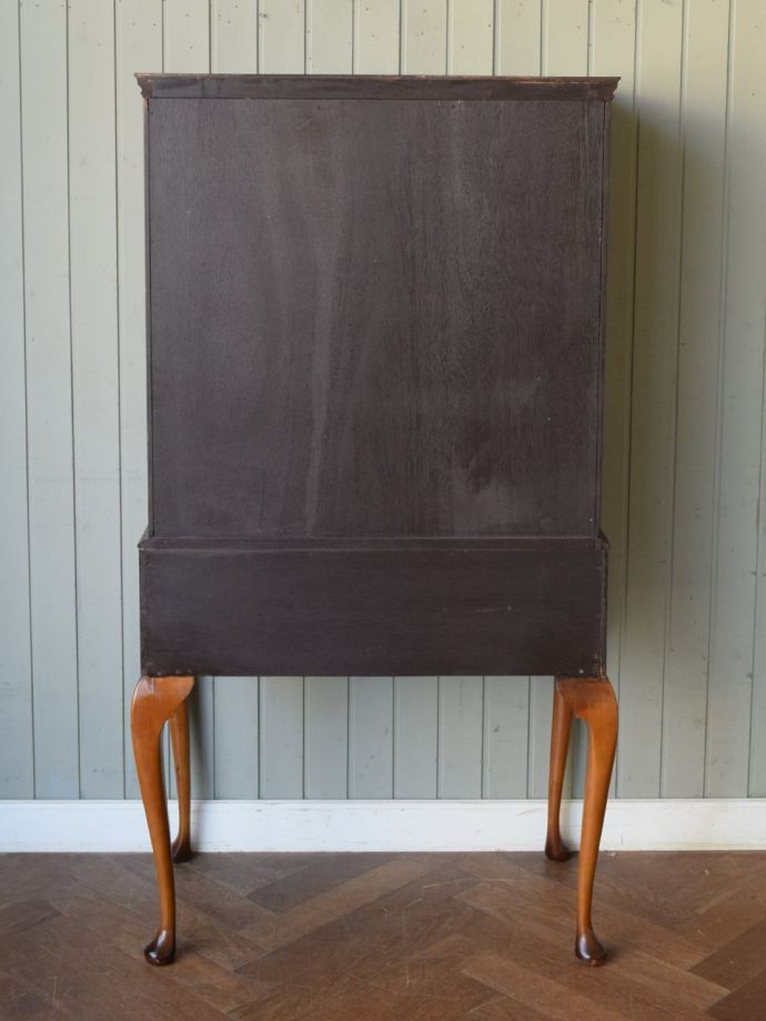 アンティークチェストの後ろ姿