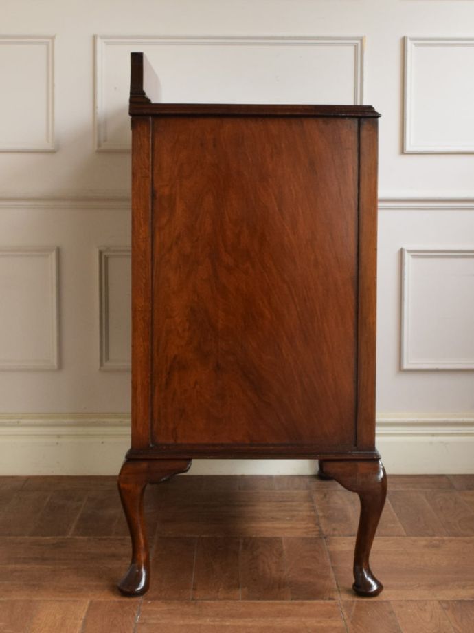 アンティークのチェストの側面