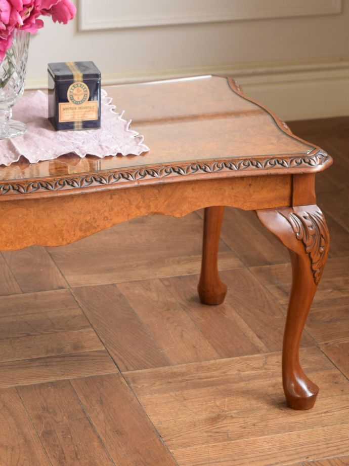 英国のアンティーク家具らしいデザイン