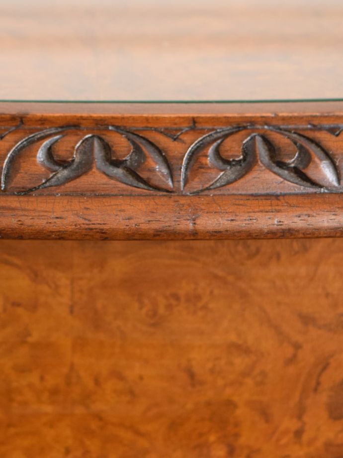 英国アンティーク家具らしい装飾