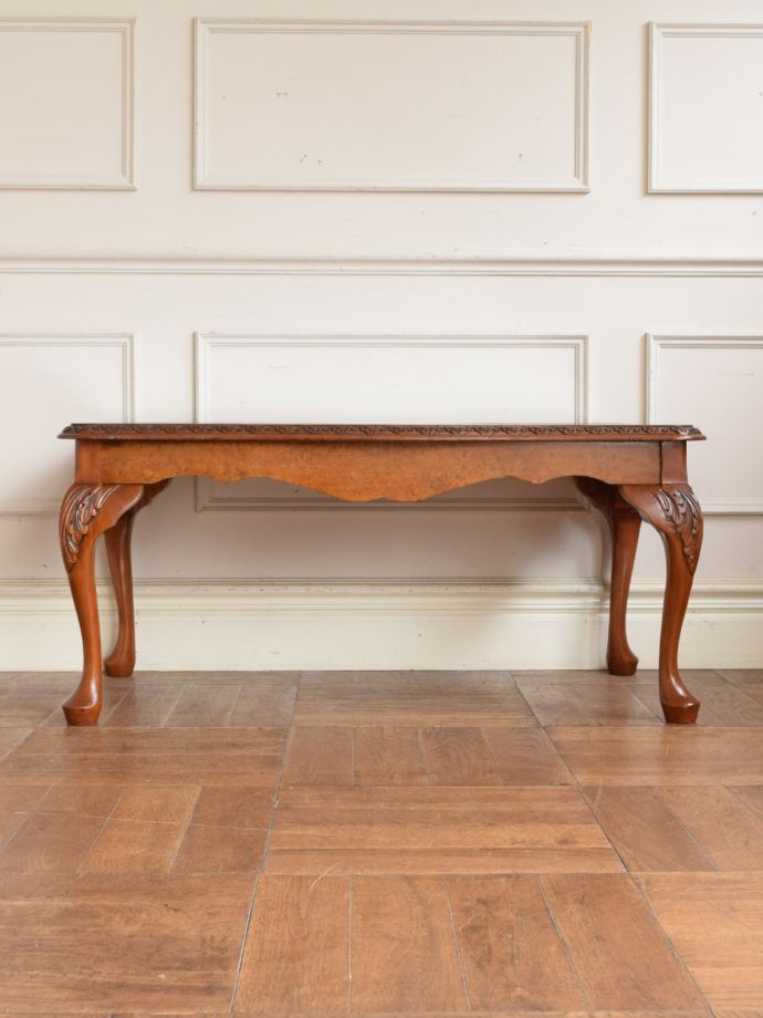 コーヒーテーブルの後ろ姿