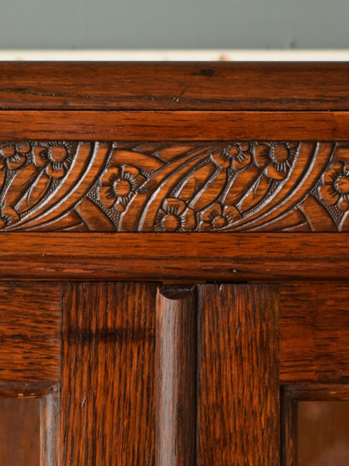 アンティーク家具らしい装飾