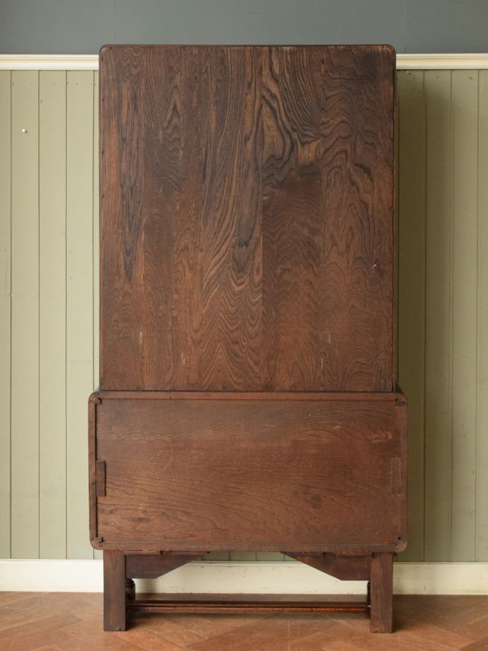 キャビネットの後ろ姿