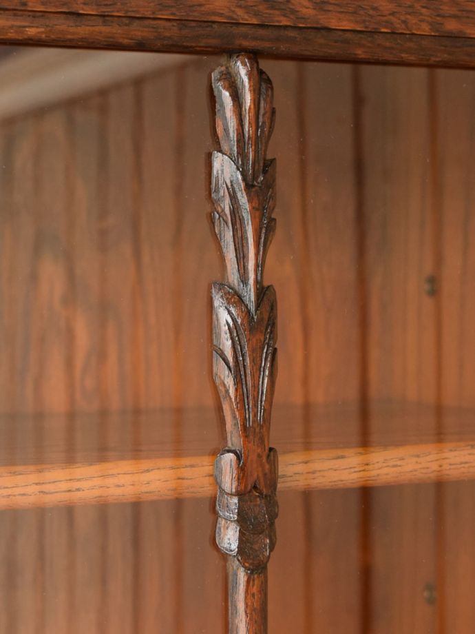 英国アンティーク家具らしい彫