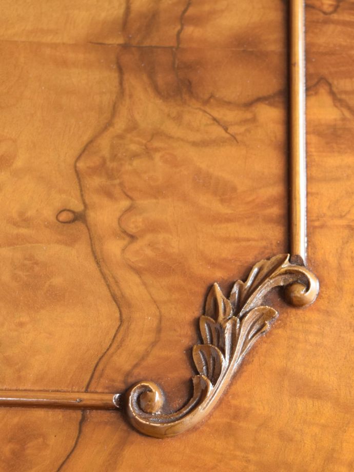 英国アンティーク家具らしい彫