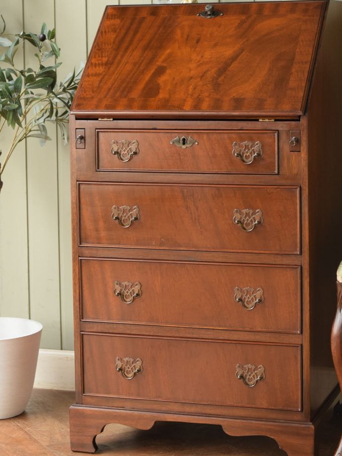 アンティーク家具らしさが漂うビューロー