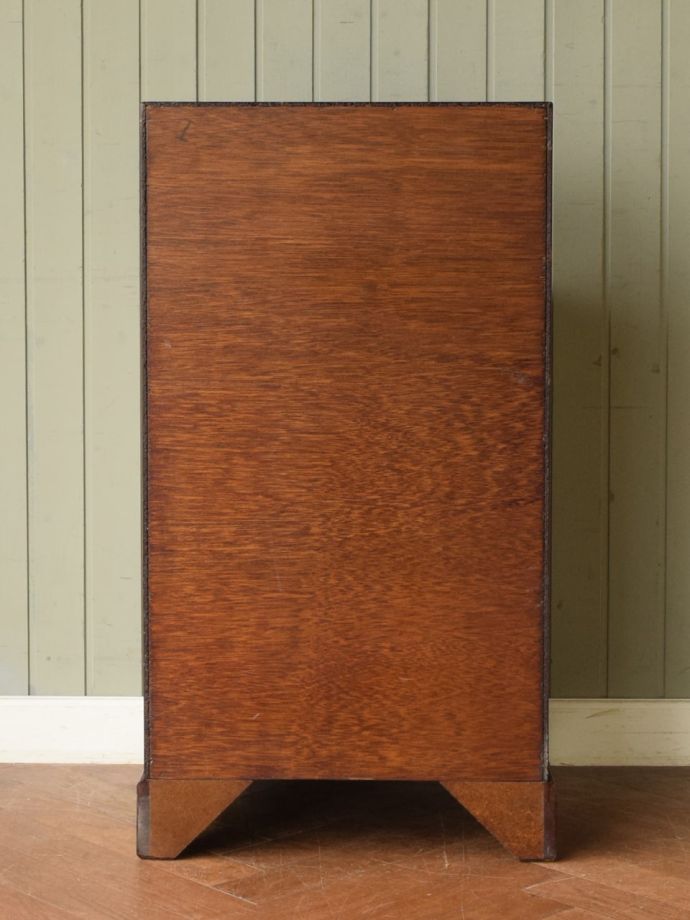 ビューローの後ろ姿