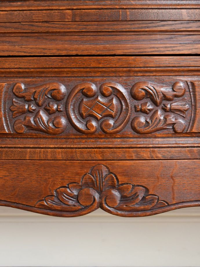 アンティークのチェストの装飾