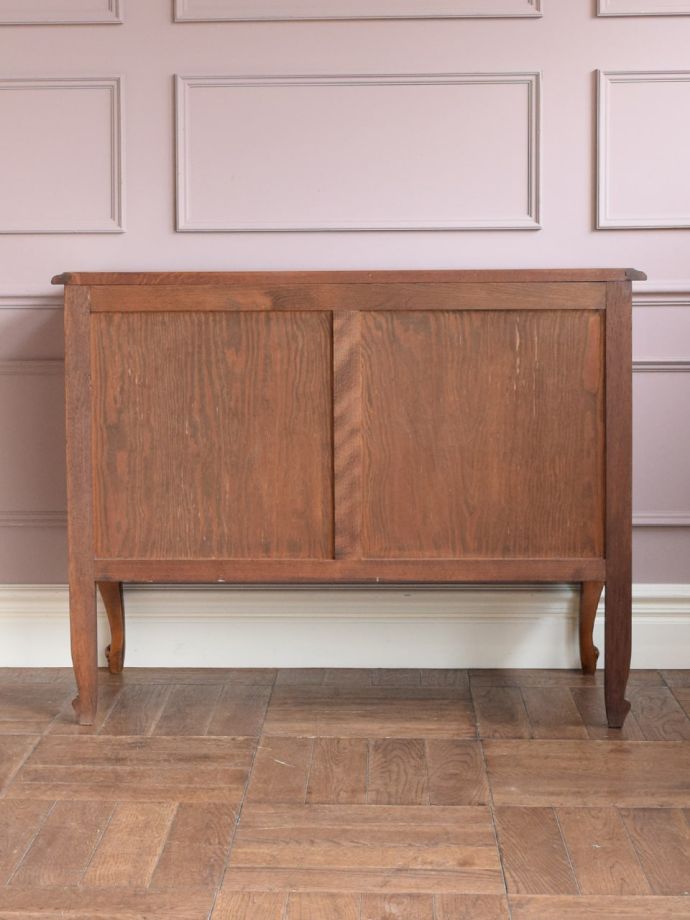 チェストの後ろ姿