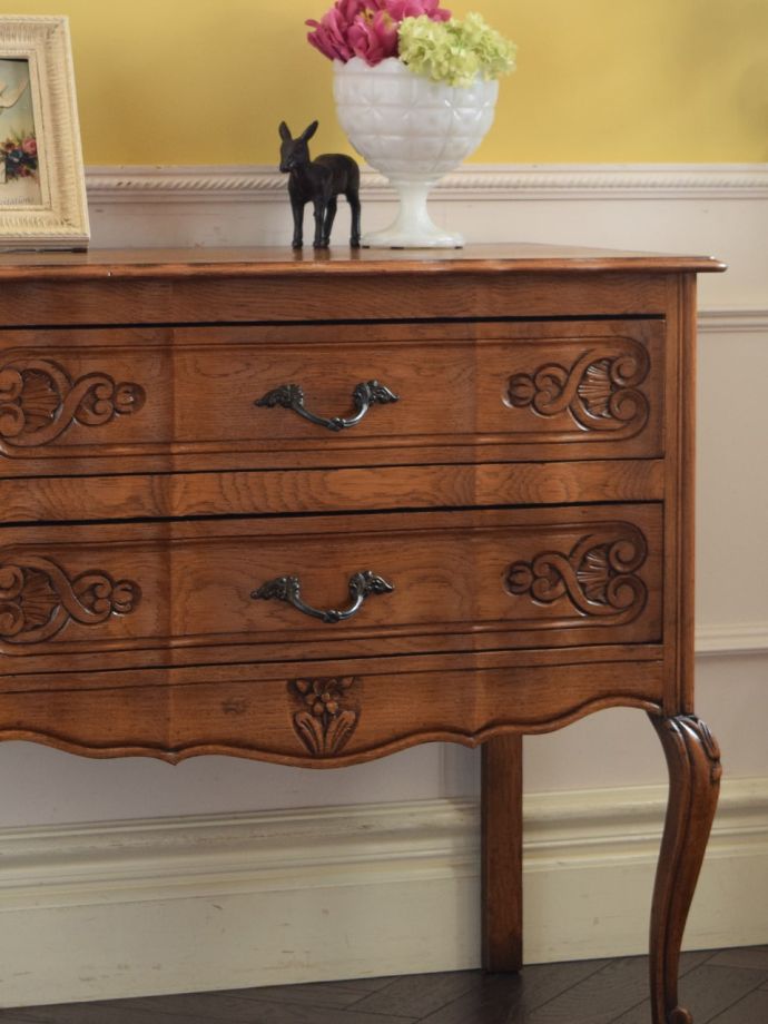 フランスの家具らしい美しいフォルム