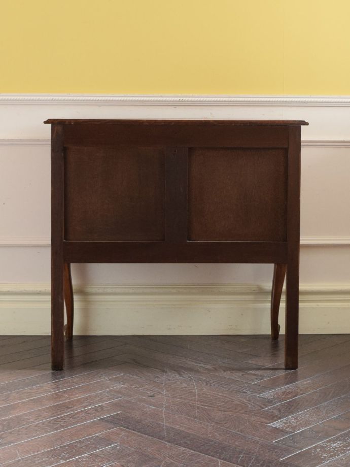 チェストの後ろ姿