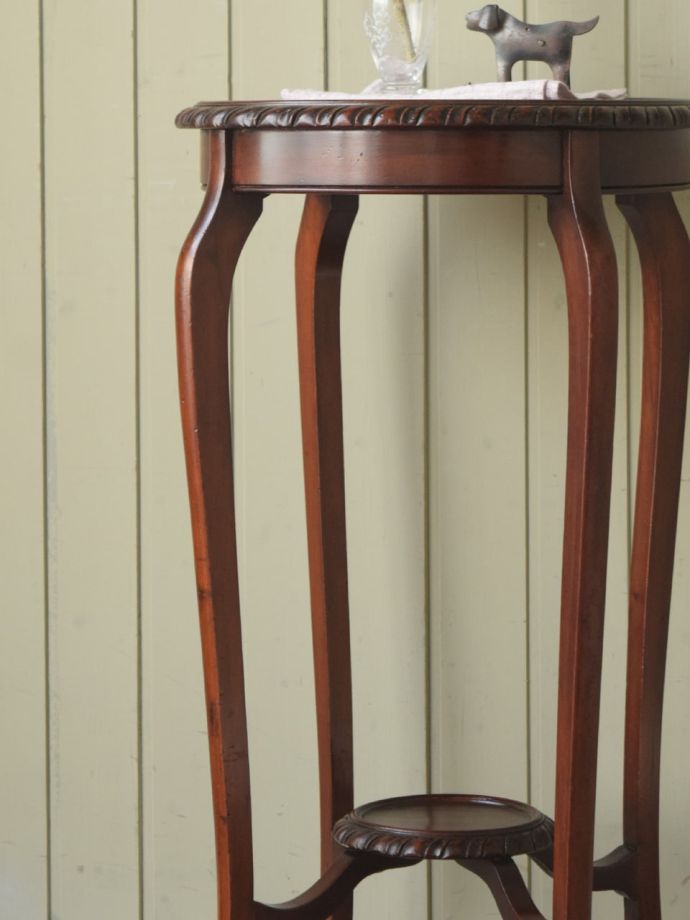 英国のアンティーク家具らしいデザイン