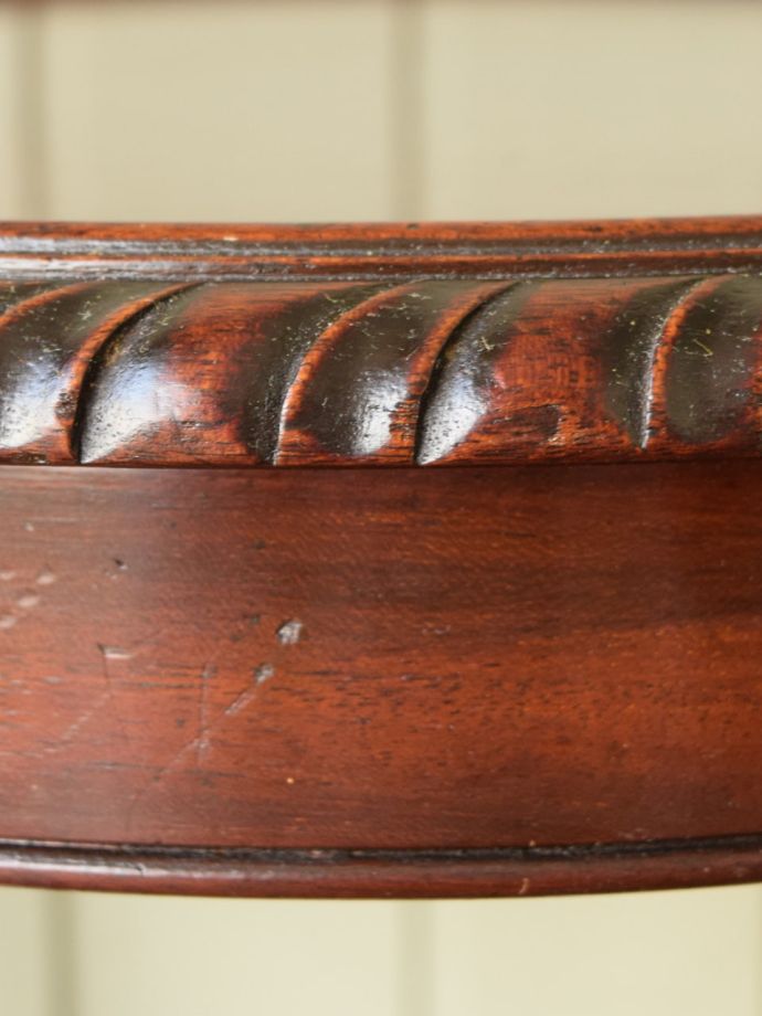 英国アンティーク家具らしい装飾