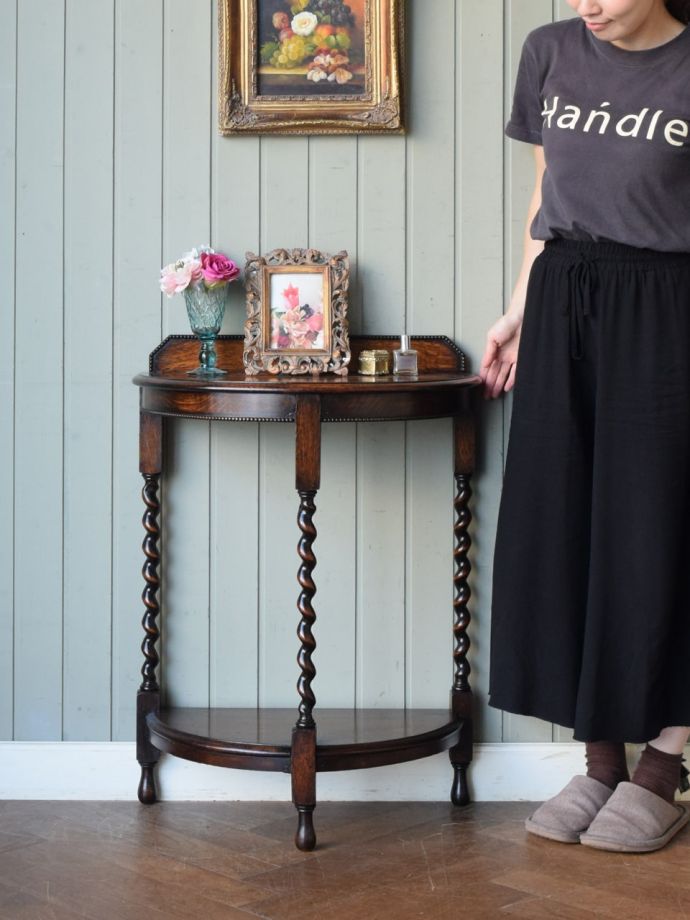 英国アンティークのコンソールテーブル