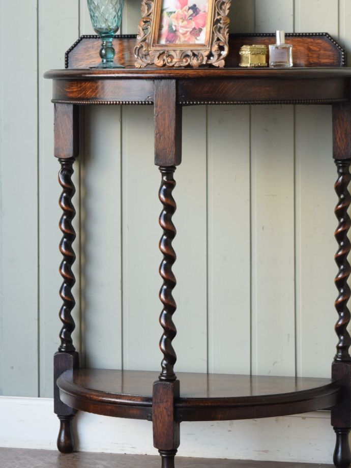 アンティーク家具らしさが漂うコンソールテーブル