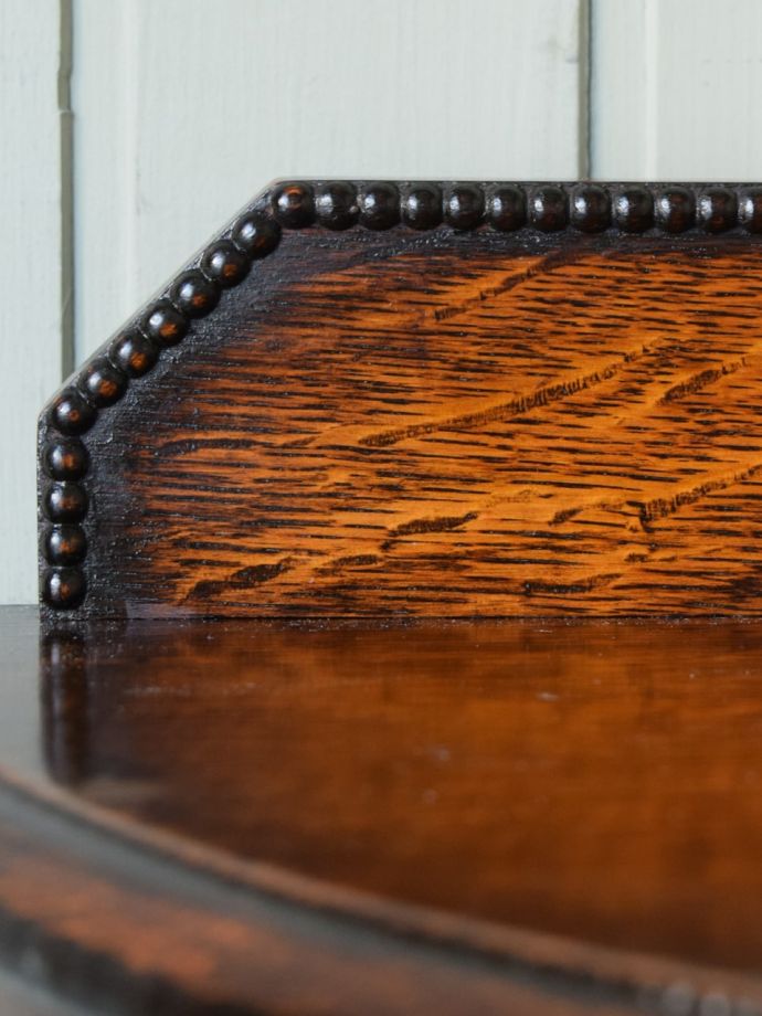 英国アンティーク家具らしい彫