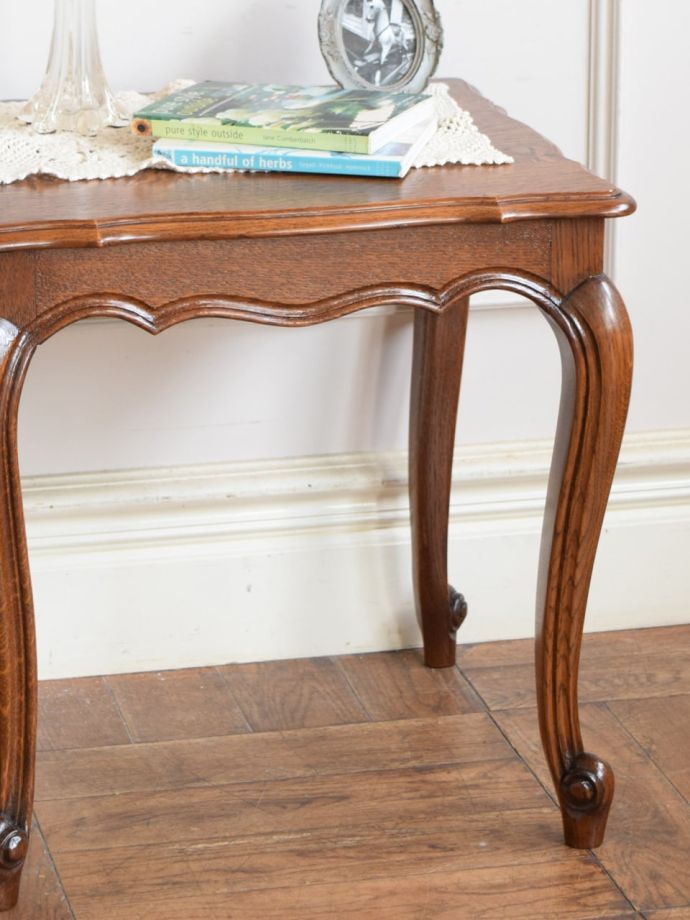 フランスの家具らしい美しいフォルム