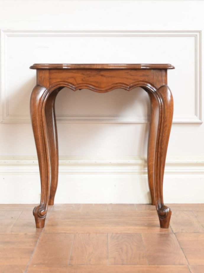 アンティークテーブルの横顔