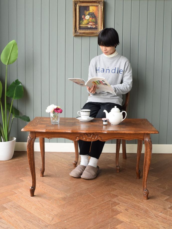 フランスの優雅なコーヒーテーブル