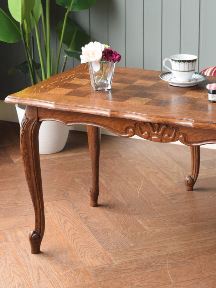 フランスの家具らしい美しいフォルム