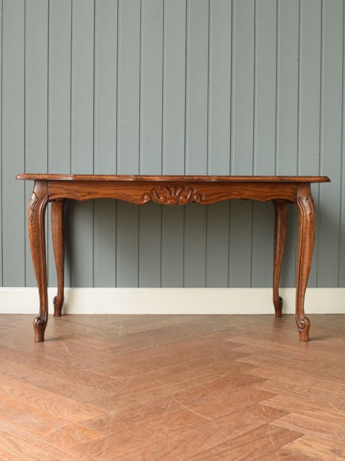 アンティークテーブルの横顔