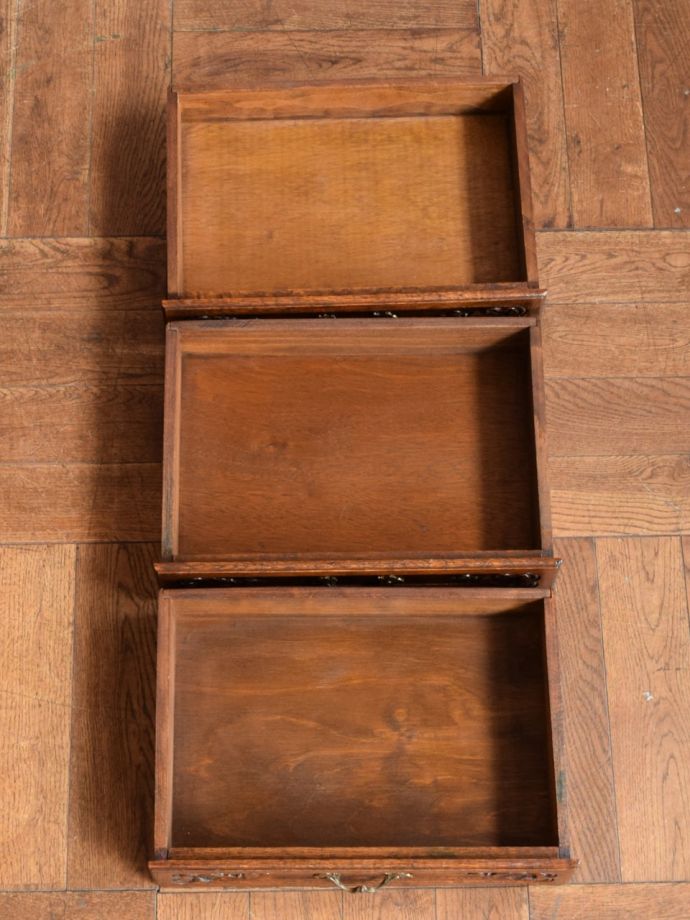 チェストの引き出しの中